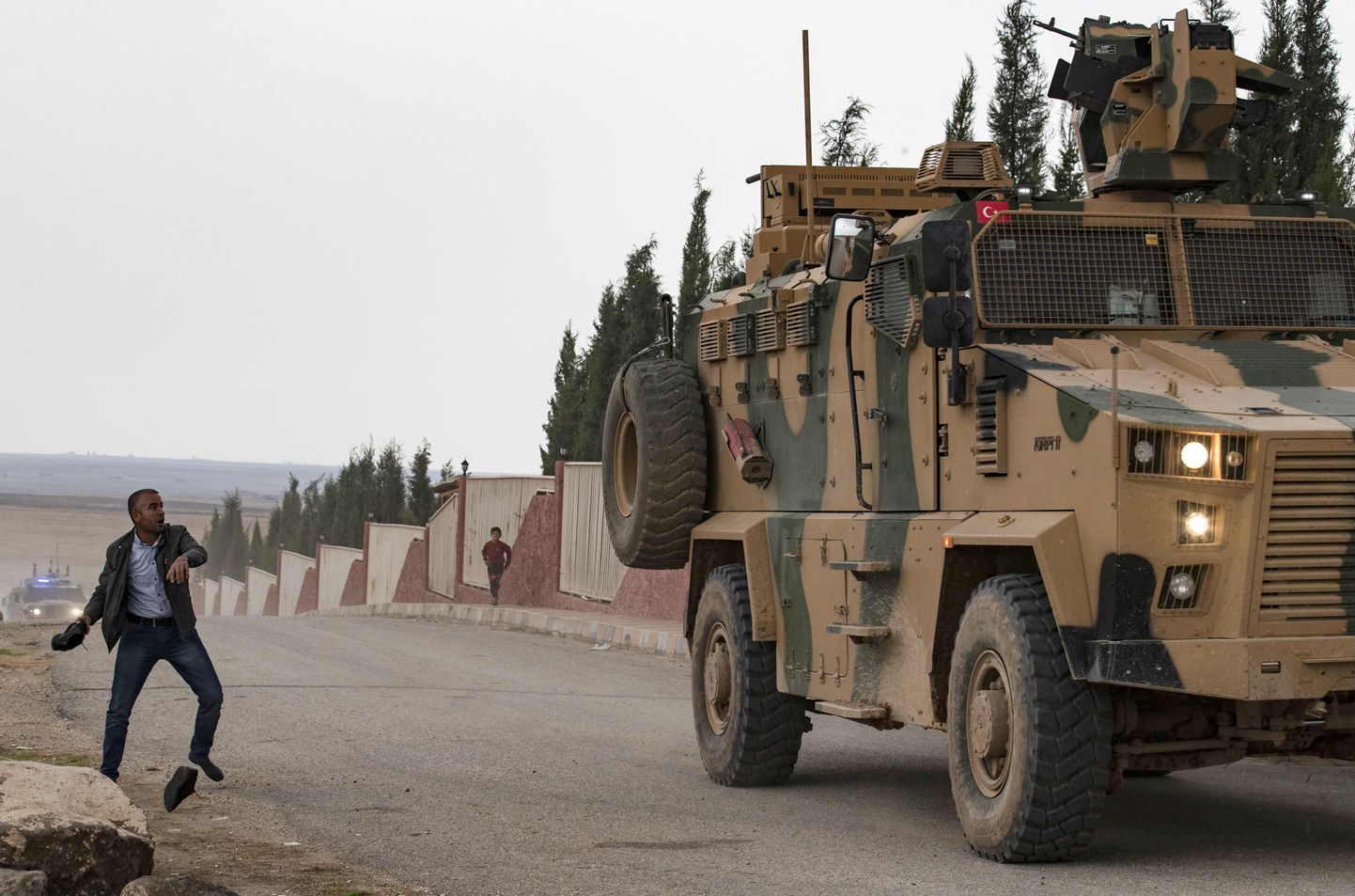Mees viskamas 1. novembril jalanõudega Türgi sõjaväe sõidukit Süüria kirdeosas Hasakeh' provintsis Darbasiyah' linna juures.