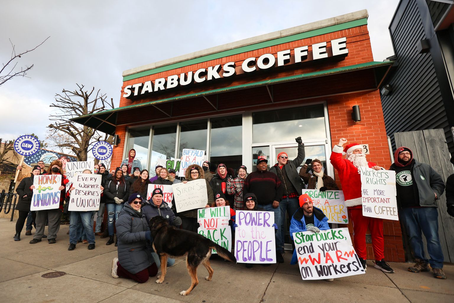 Streikivad Starbucksi töötajad Buffalos asuva kohviku ees.