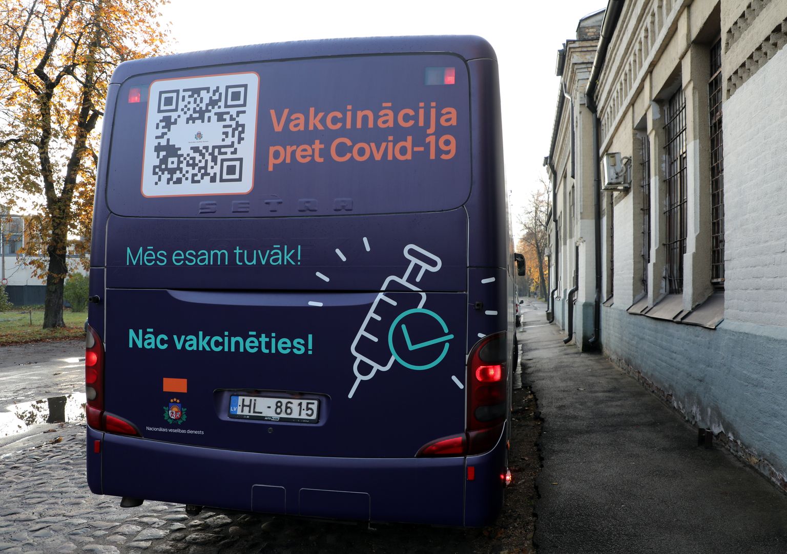 Izbraukuma vakcinācijai pret Covid-19 speciāli pielāgotais autobuss pie Zasulauka stacijas.