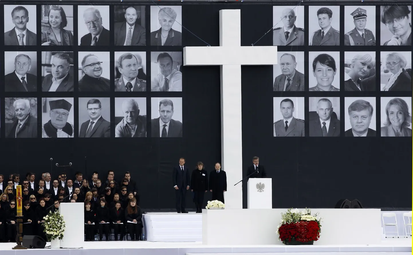 Poola presidendi kohusetäitja Bronislaw Komorowski (kõnepuldis) räägib Smolenski lennuõnnetuse mälestustseremoonial.