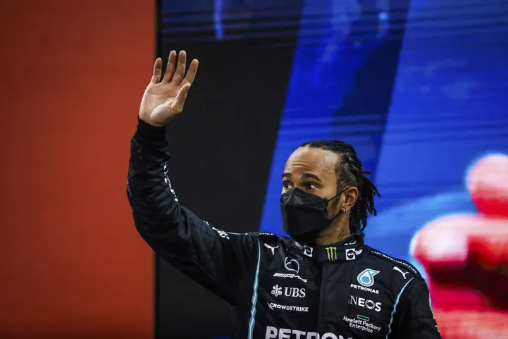 Hamilton on avalikkuse eest kadunud ja puhkab perega suusatades ja ...