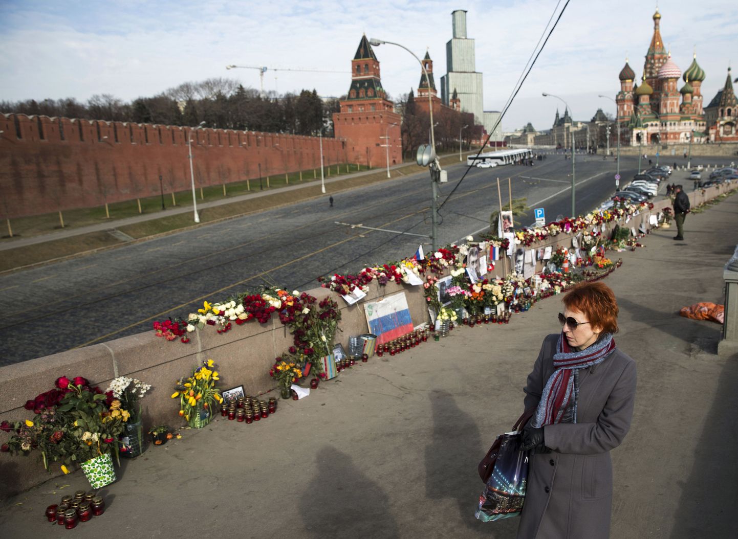 Неизвестные с черными пакетами зачистили место убийства Немцова от цветов и фотографий.