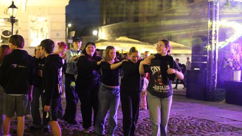 Noored otsivad öölaulupeol kaaslasi. KUS? Tartu raeplatsil