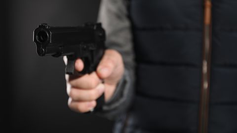 V Daugavpilsu aretirali moškega zaradi izsiljevanja 10.000 evrov z orožjem