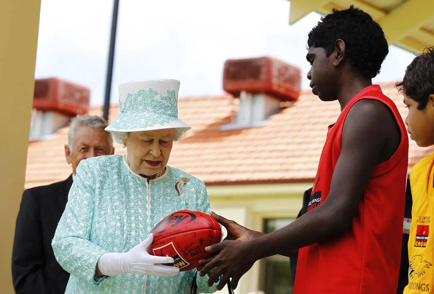 Kuninganna Elisabeth II austraalia jalgpalli mänguvahendiga. Pilt on illustratiivne