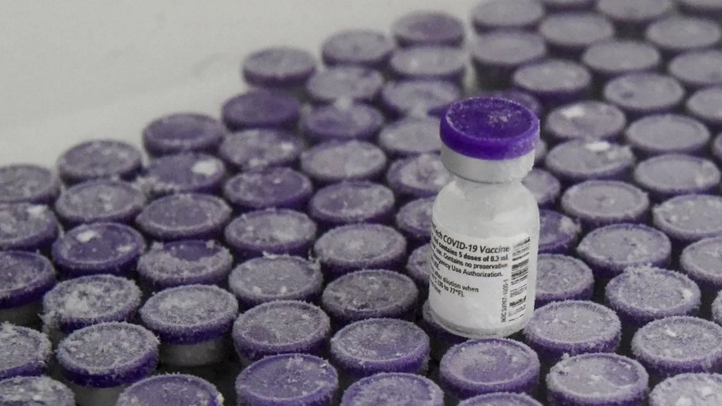 Флакон с вакциной Pfizer-BioNTech.
