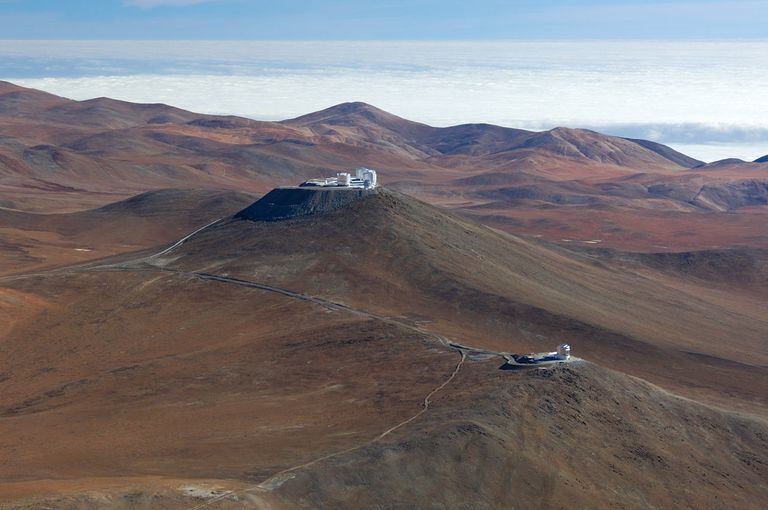 Vaade Paranali mäel olevatele Euroopa lõunaobservatooriumi observatooriumidele. Esiplaanil on VISTA ja taamal VLT kompleks