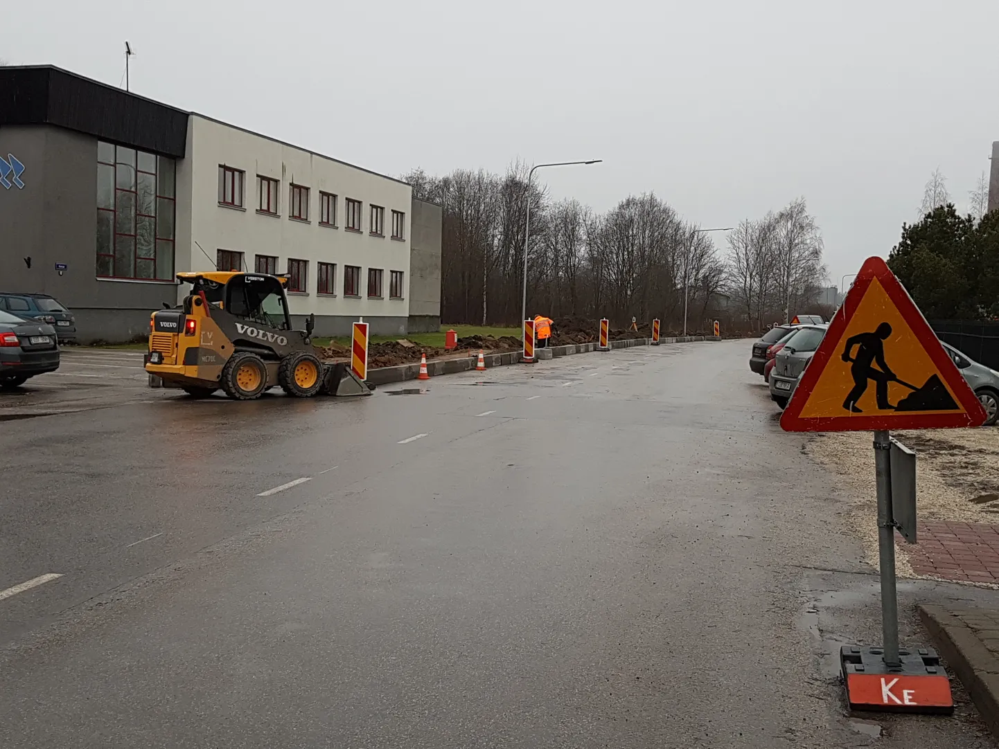 Karja tänava kõnnitee ehitus muudab liiklemise jalakäijatele edaspidi turvalisemaks.