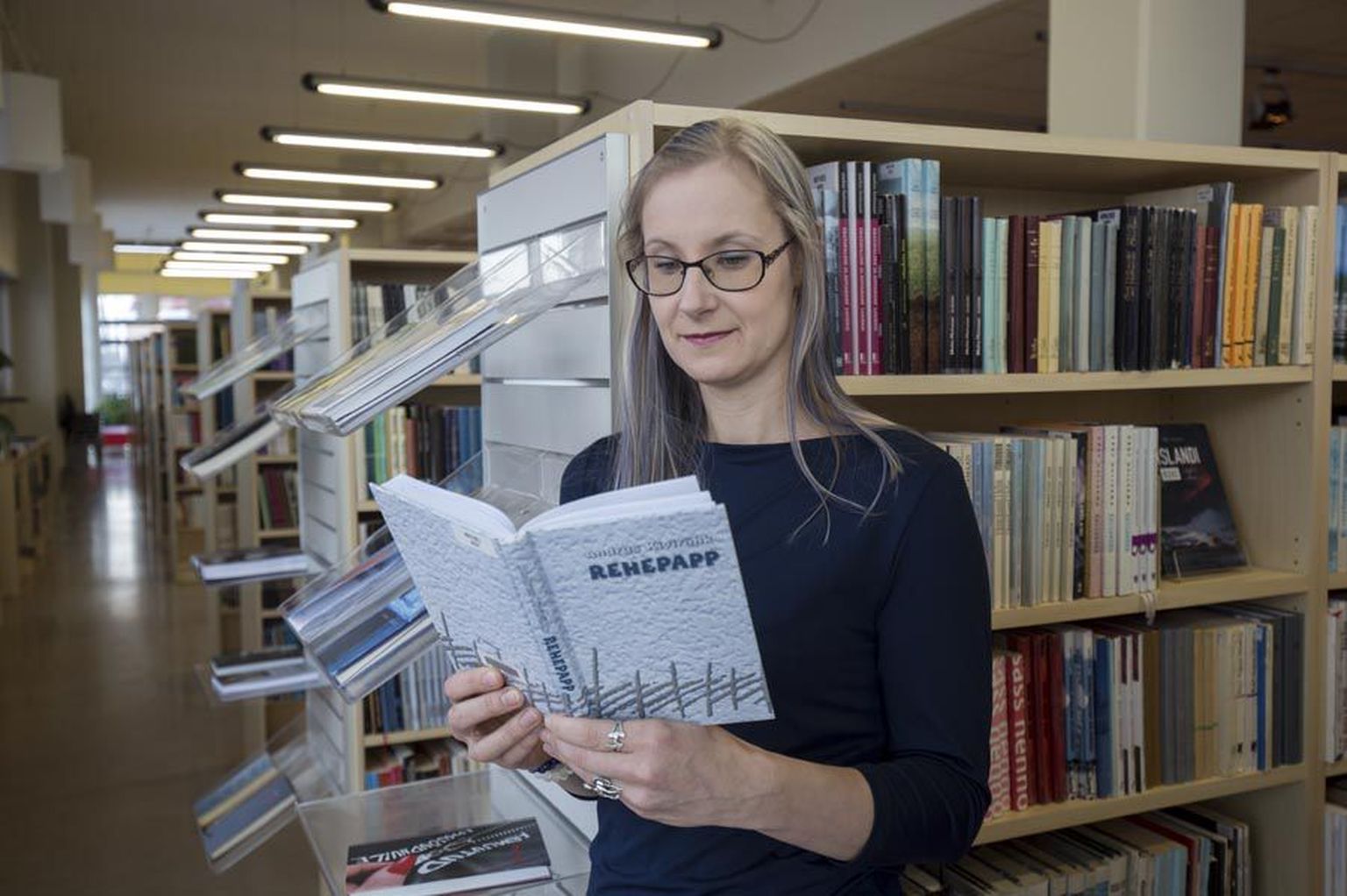 Viljandi linnaraamatukogu direktor Reet Lubi hoiab käes mullu kõige enam laenatud raamatut, Andrus Kivrähki sulest sündinud teost «Rehepapp ehk November».