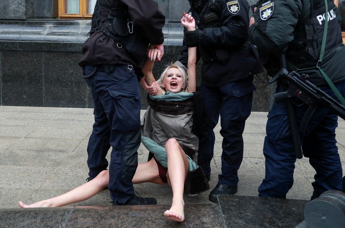 FEMENi rühmituse liikme paljad rinnad kaeti politsei poolt esimesel võimalusel.