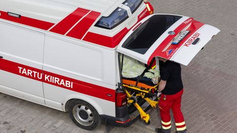 Kiirabi viis haiglasse vastu puud sõitnud naise ja veoautolt löögi saanud mehe