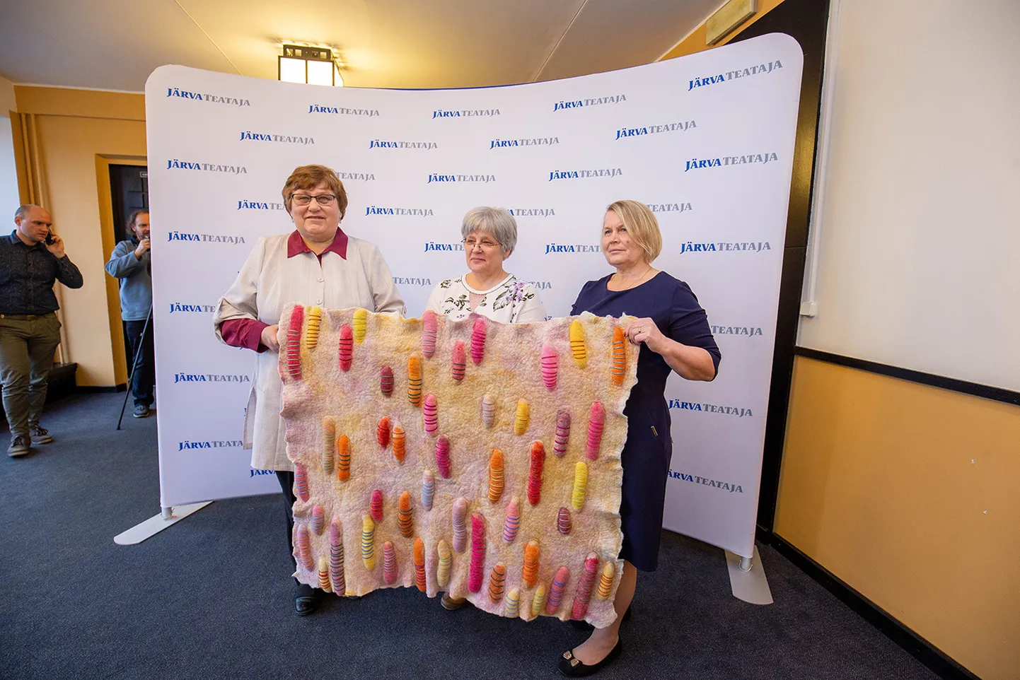Koos abilistega  Liis Pihliku auhinnavaipa vastu võttev Silvia Kärner (vasakul) tänab toetuse eest ja kutsub kõiki Järva-Jaani vanatehnika varjupaika vaatama, mis kunagi on olnud ja mis tulemas.