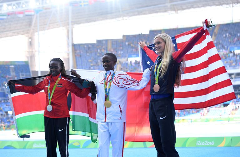 Bahreini esindav keenialanna Ruth Jebet (keskel) Rio de Janeiro olümpiamängude kuldmedaliga.