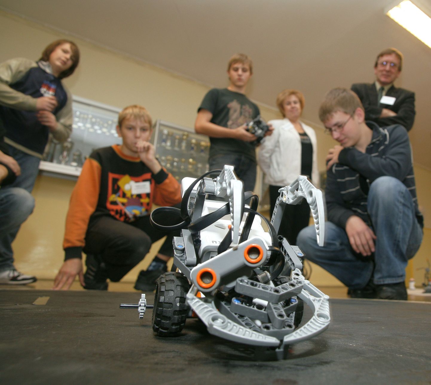 Koolivaheaja sisustamise üks võimalus on ehitada roboteid.