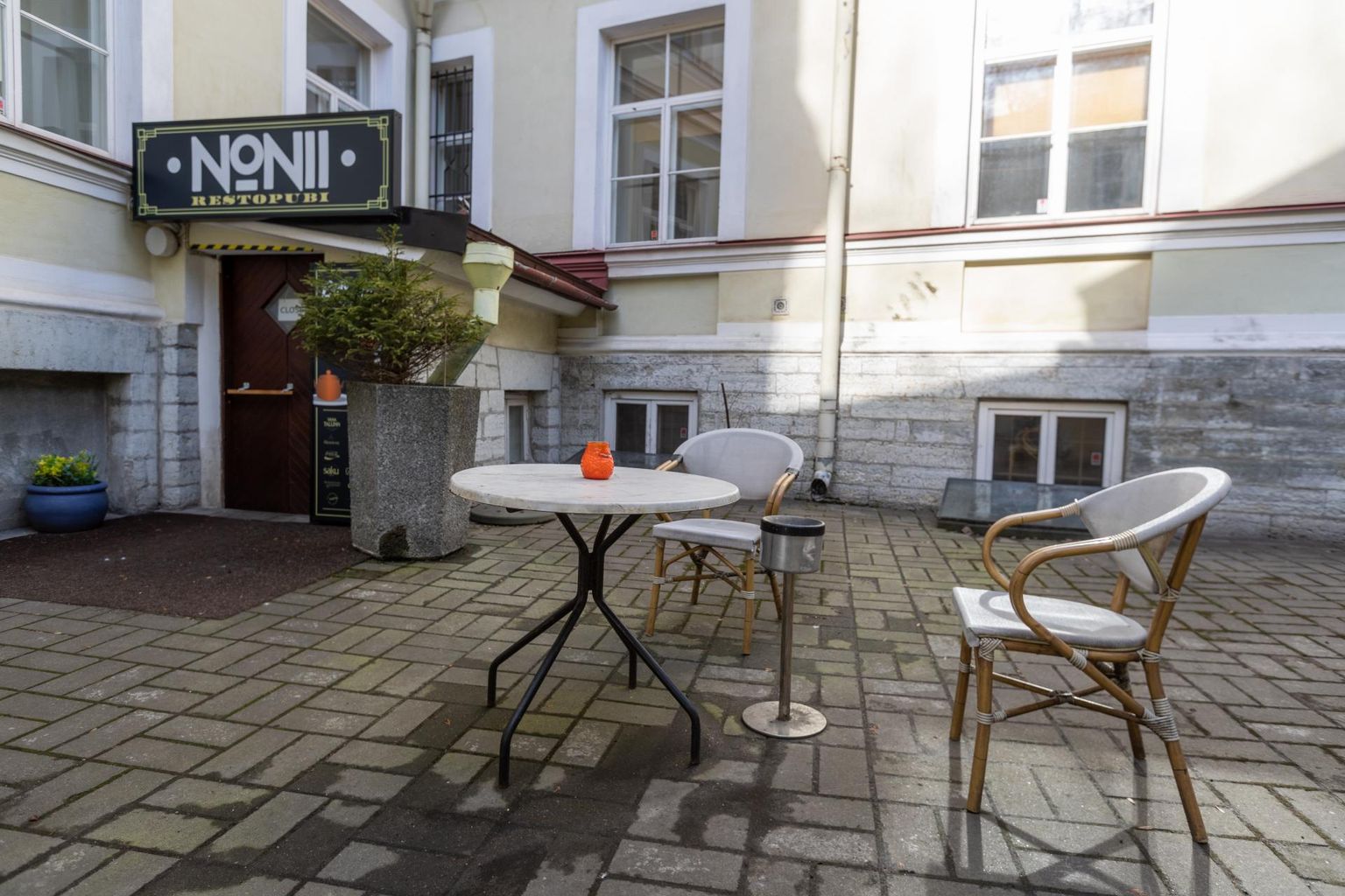Kui praktiliselt Viru tänava nurgal asuva restorani päevakäive langes 17 euroni, otsustati uksed kinni panna.