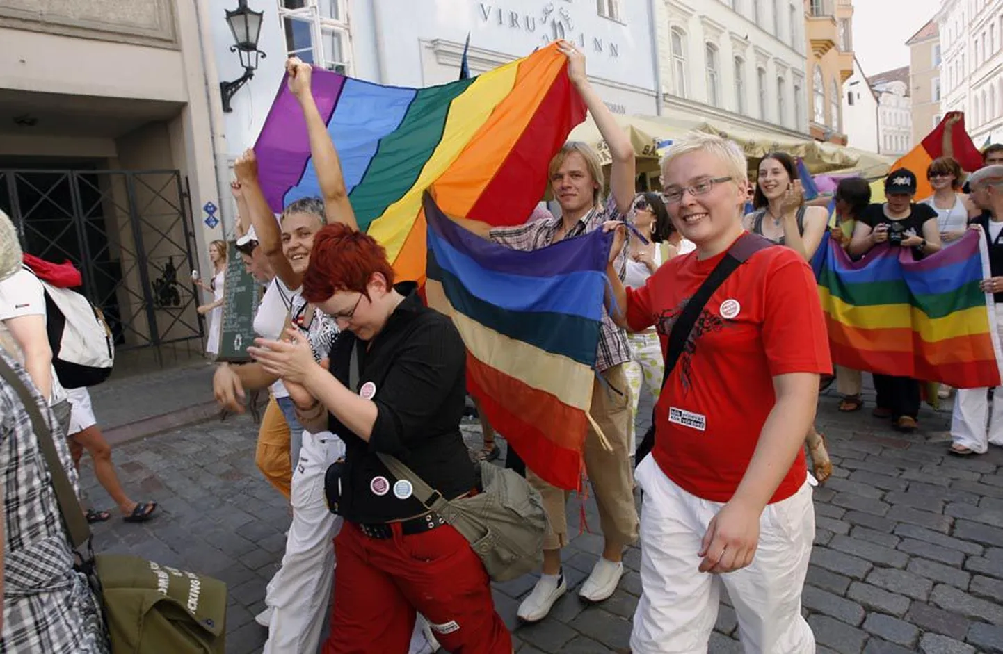 Eestiski on homoseksuaalid oma meelsust avaldanud. Pilt on tehtud 2007. aasta homoparaadilt Tallinnas.