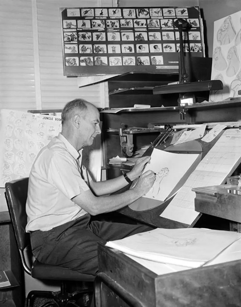 Disneja studijas animators Olijs Džonsons (Ollie Johnston) zīmē "The Jungle Book" tēlu (foto: 1965. gada augusts) 