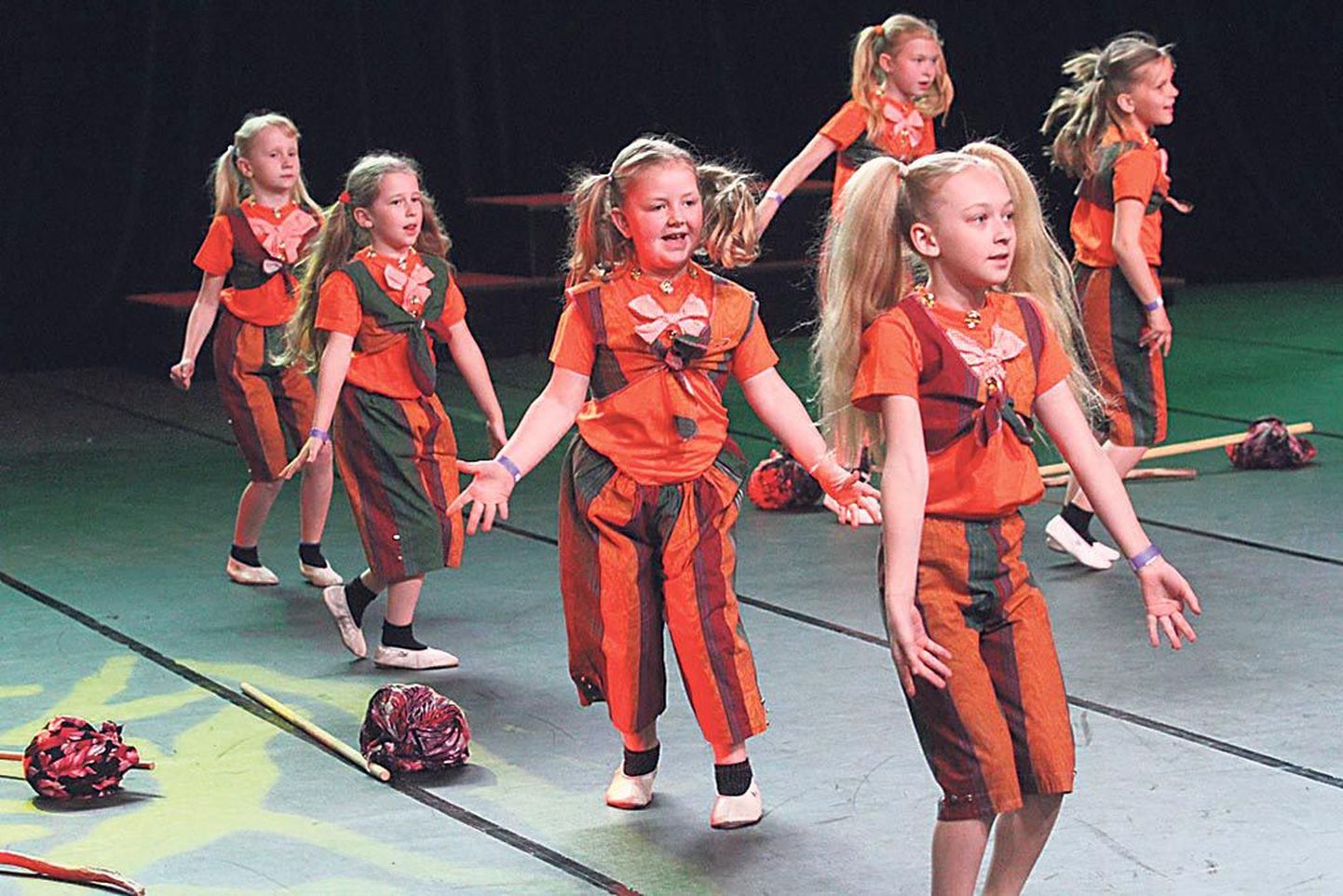 Laine Mägi tantsukooli tüdrukud Kuldsel Karikal esinemas.