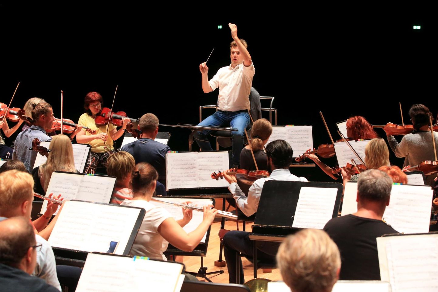 Risto Joost teeb Vanemuise Sümfooniaorkestriga proovi.