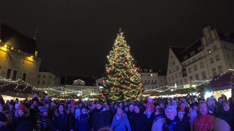 Видео: жители Эстонии и туристы безудержно веселятся на Ратушной площади Таллинна