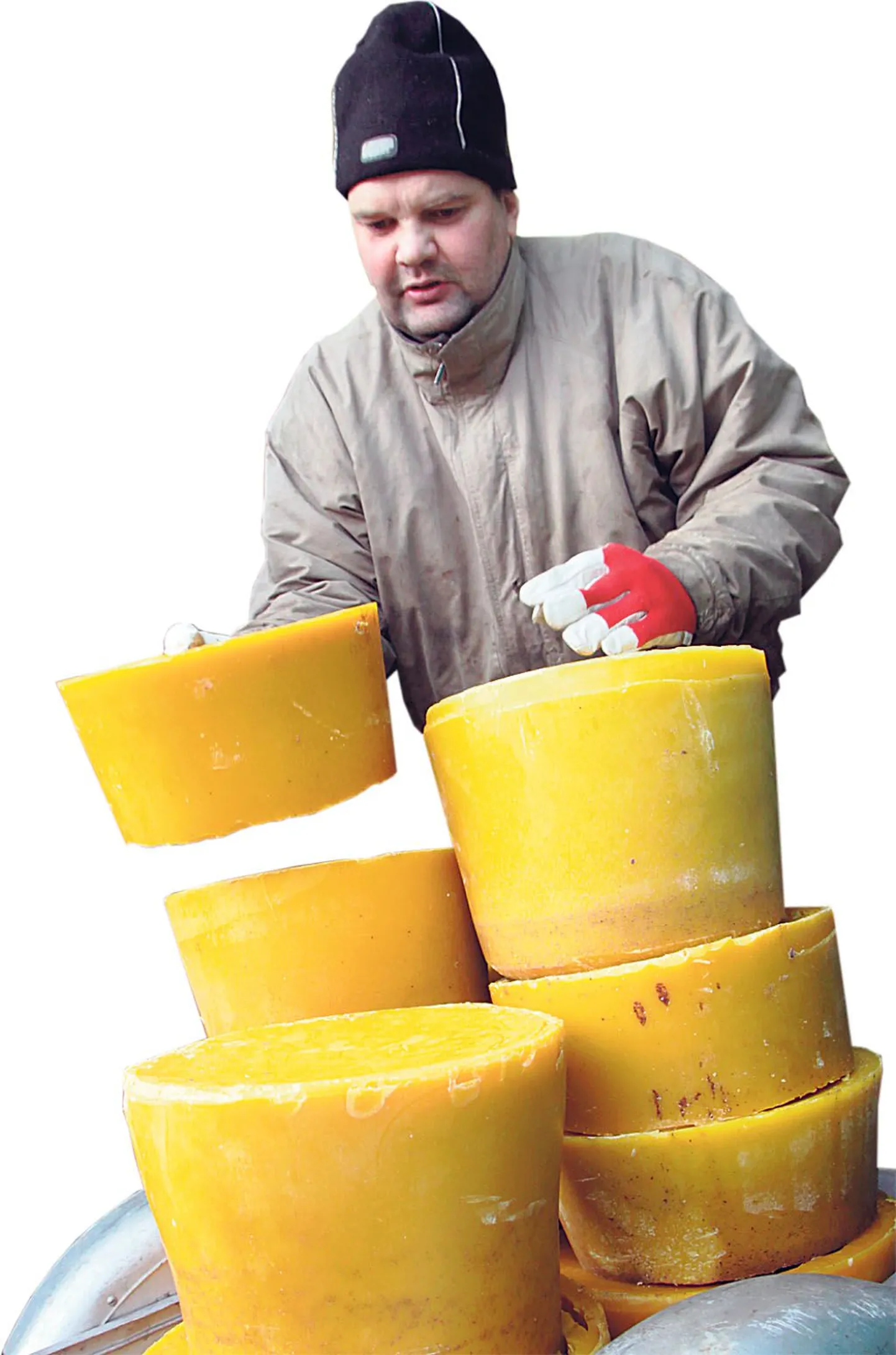 Sulev Puusepp laob virna vahakäiad, millest saab tooraine küünalde valamiseks ja kunstkärgede valmistamiseks.