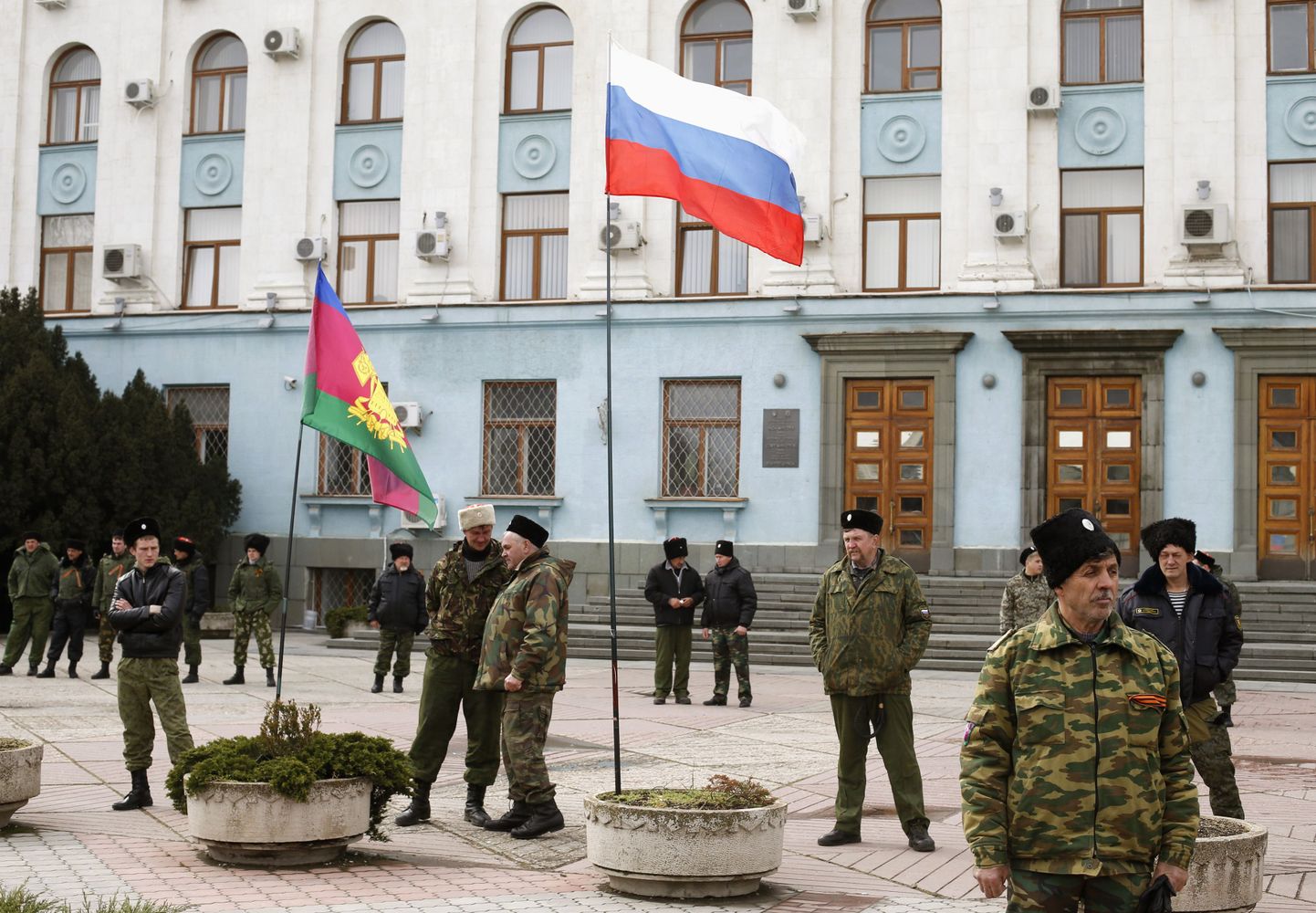 Kasakad peavad valvet Simferopolis ministrite nõukogu hoone ees.