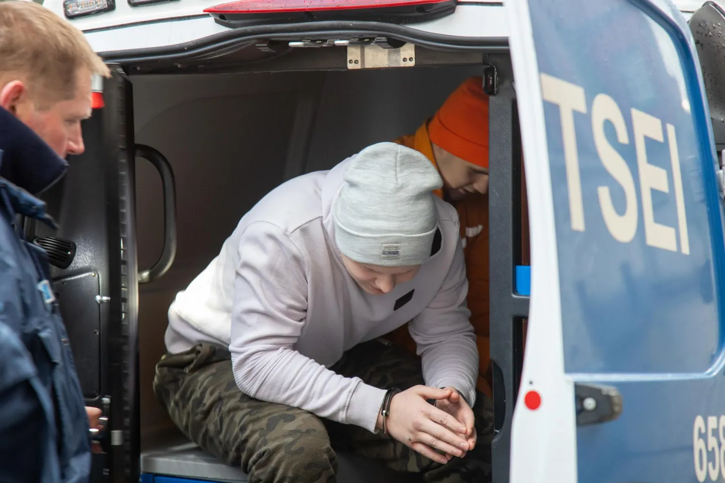 Двух подсудимых доставили в суд в полицейском автобусе.