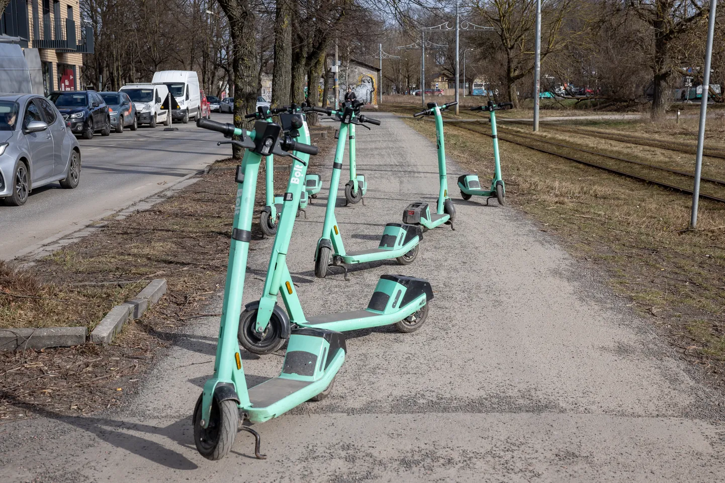 Valesti pargitud elektritõukerattad Kalamajas Põhja puiesteel.