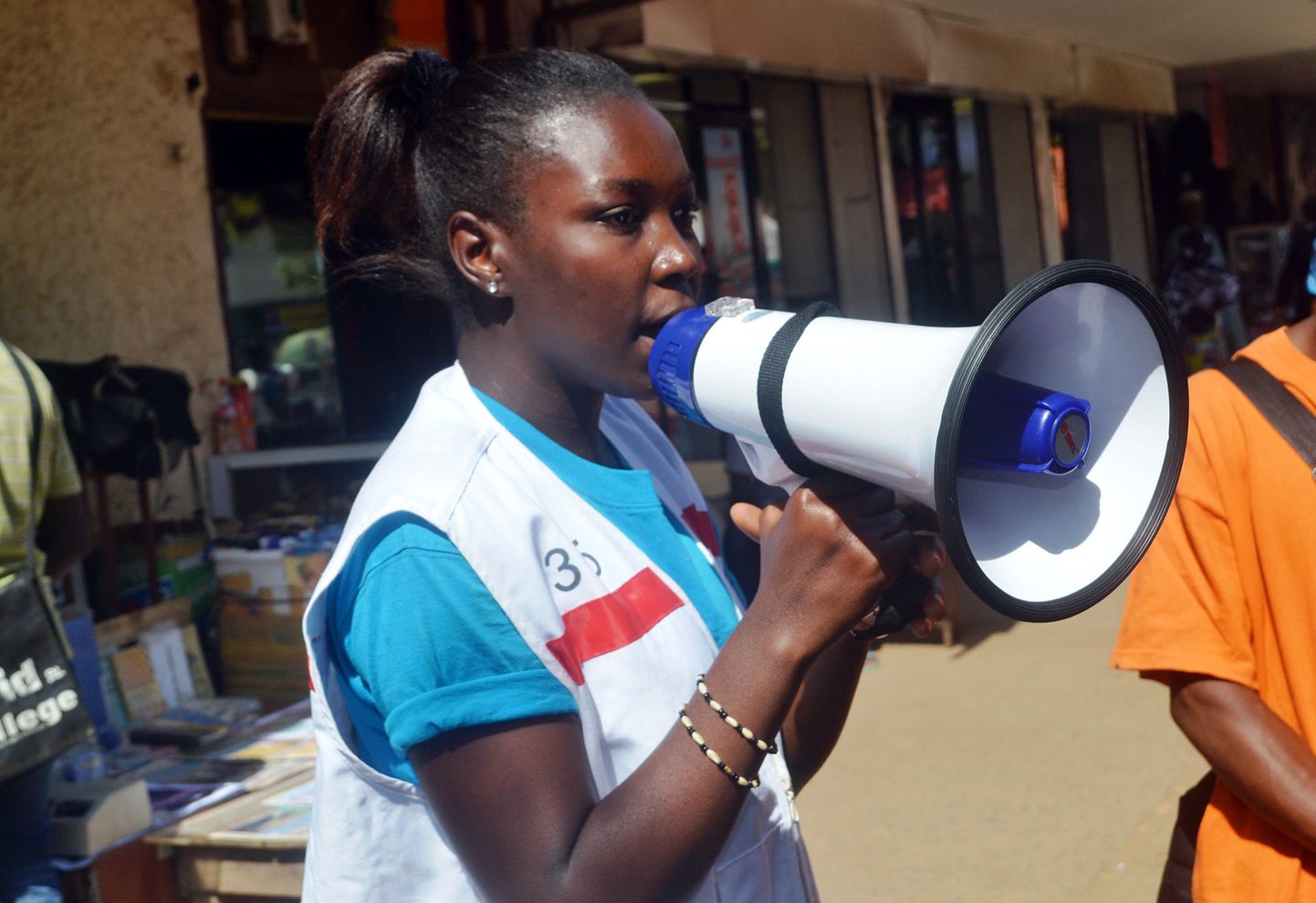 Guinea Punase Risti töötaja kasutab valjuhääldit, et teavitada kohalikke Ebola viirusest.