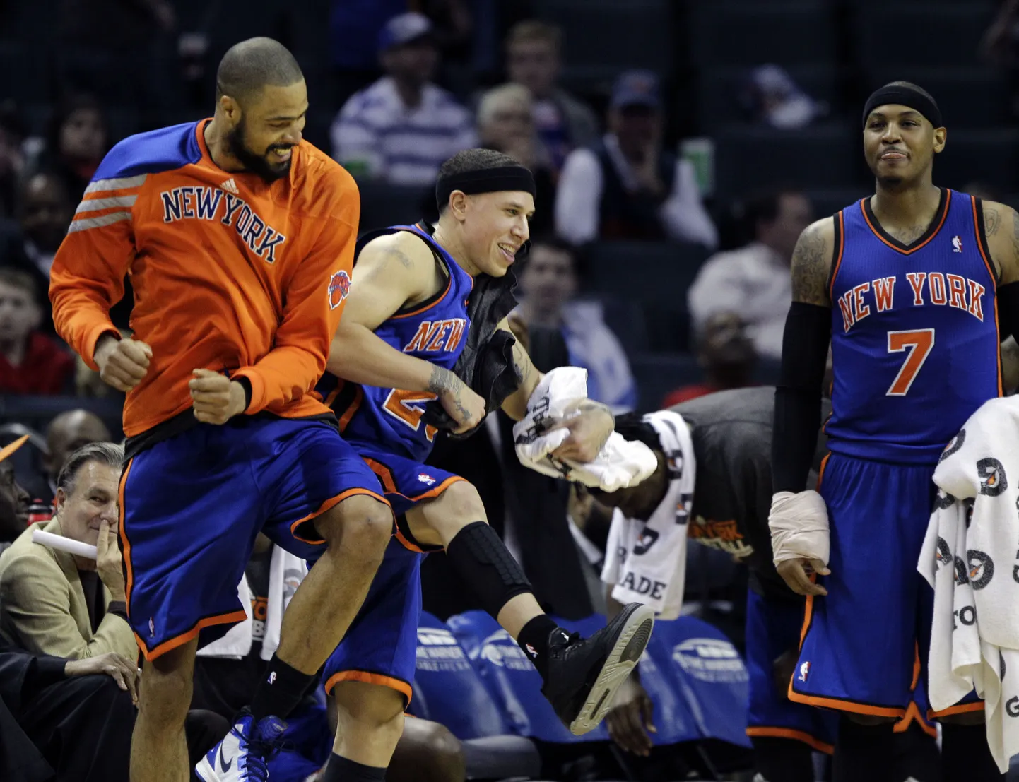 New York Knicksi mängijad Tyson Chandler (vasakul), Mike Bibby ja Carmelo Anthony rõõmustavad meeskonna võidu üle.