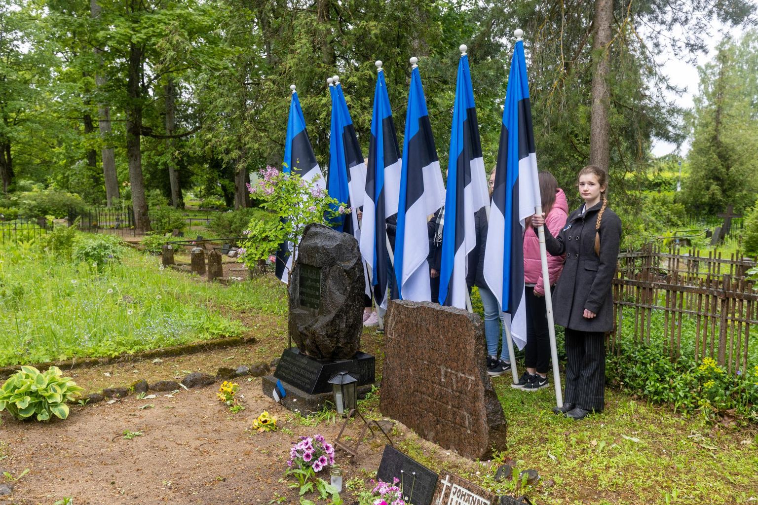 Eesti lipu päev algas Viljandis esimese lipu õmbleja Emilie Rosalie Beermanni haual lipurivistusega.