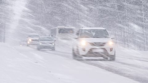 Lielākajā Latvijas daļā snieg; autobraucējiem jābūt uzmanīgiem