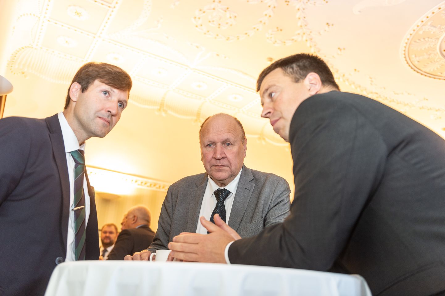 Peaminister Jüri Ratas koos rahandusministri Martin Helme ja tagasiastumisest teatanud siseministri Mart Helmega.