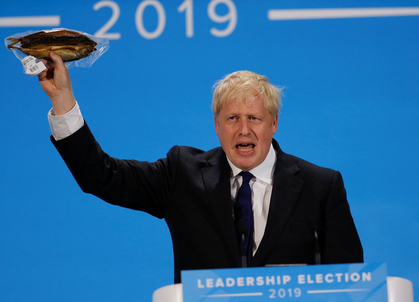 Briti peaministriks pürgiv konservatiivide juhikandidaat Boris Johnson kolmapäeval Londonis kampaaniaüritusel suitsuheeringaga vehkimas.