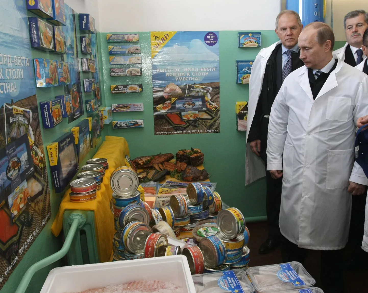 Vladimir Putin täna Murmanski kalavabrikus. Järgmiseks peatuseks oli apteek.