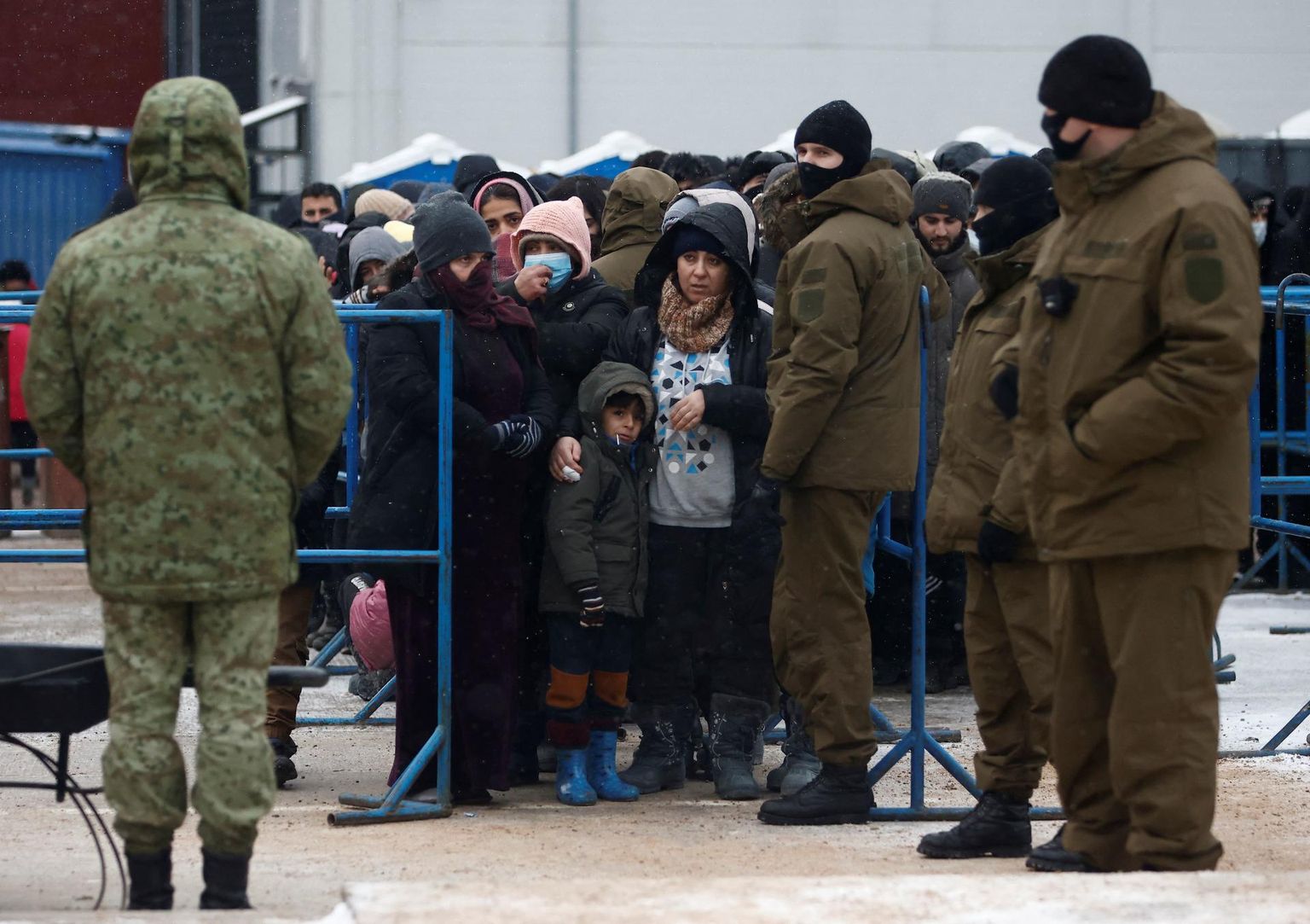 Migrandid Valgevene Bruzgi logistikakeskuses 21. detsembril toidujärjekorras. 