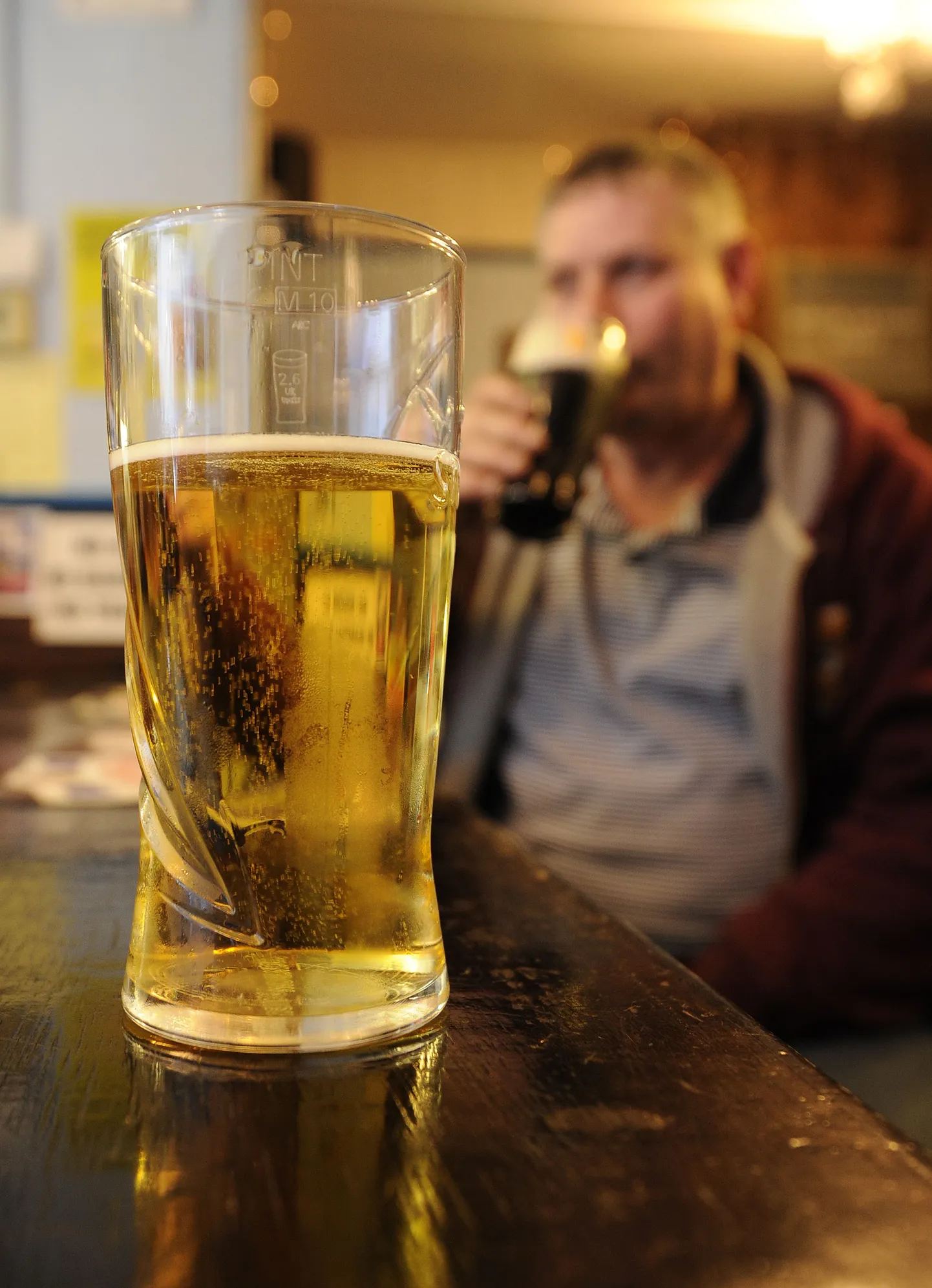John Little poses with a pint of beer at the Bricklayers Arms, in Grays, Essex January 4, 2011. British pubgoers could soon ditch their traditional pint in favour of a "schooner", a smaller measure of beer used in Australia, under government changes announced on Tuesday. REUTERS/Paul Hackett   (BRITAIN - Tags: SOCIETY POLITICS)