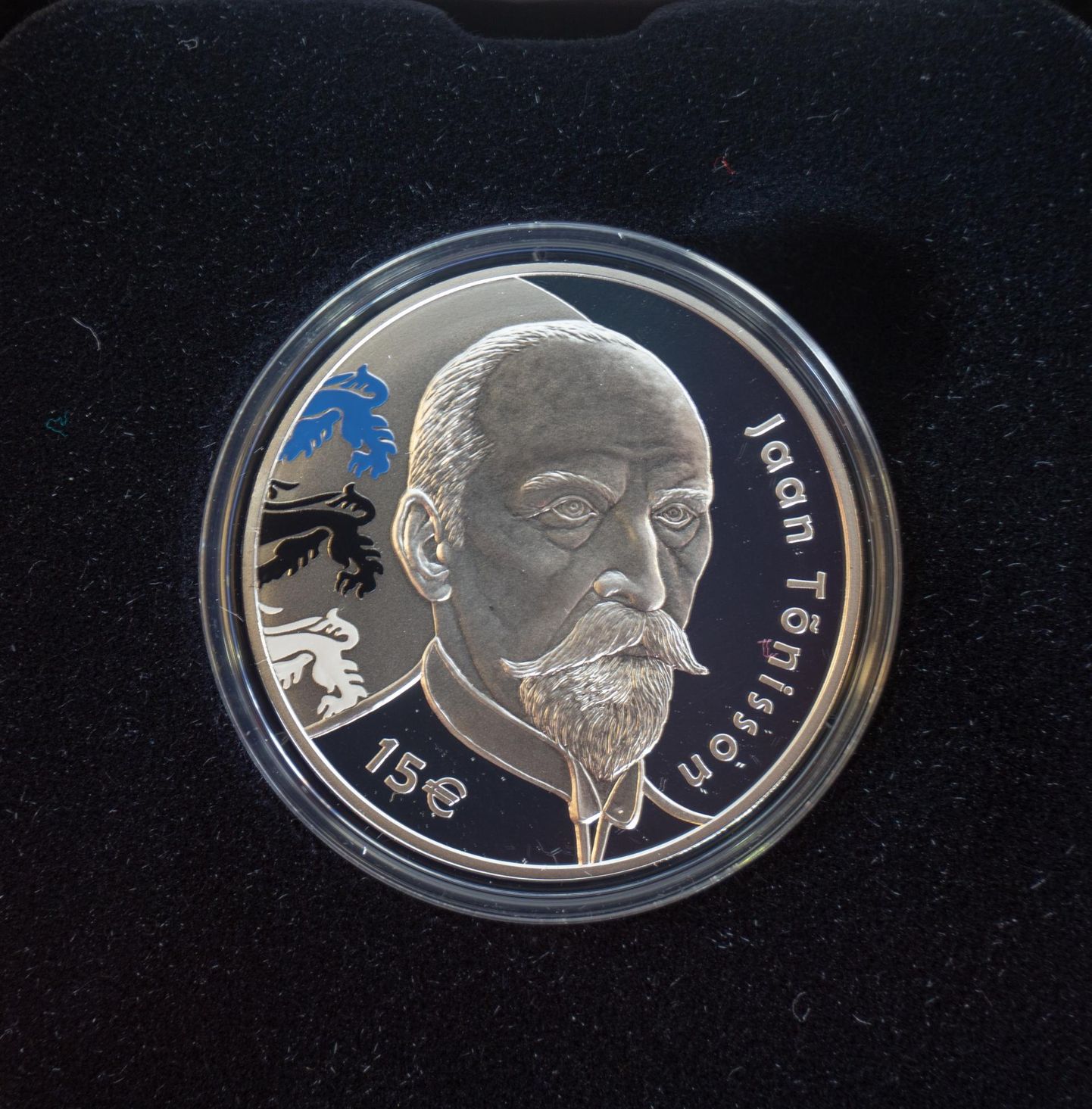 See on Jaan Tõnissoni 150. sünnipäeva puhul välja antud juubelimünt. Nüüd jõuab tema portree ka mälestustahvlile.