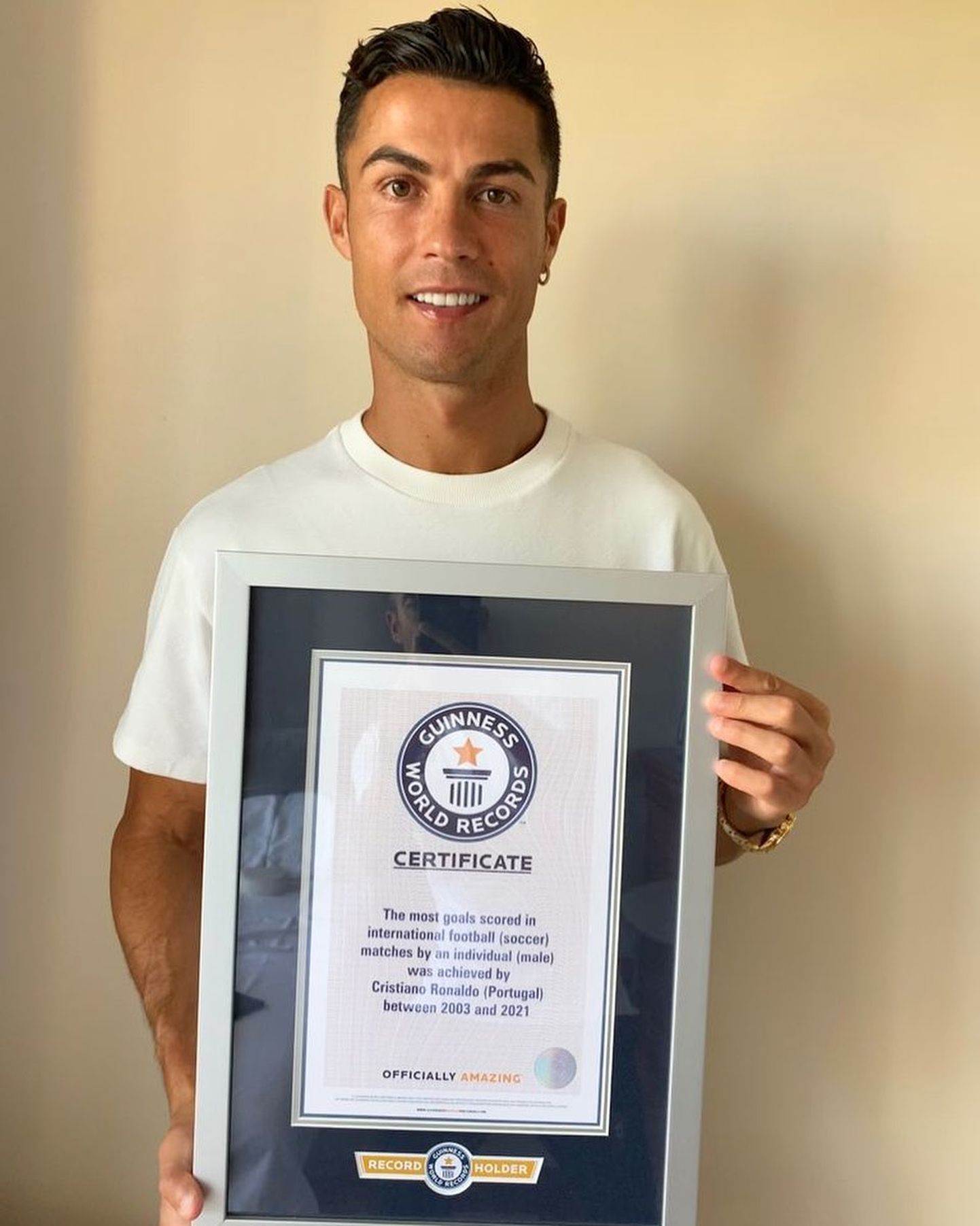 Cristiano Ronaldo Guinnessi rekordite raamatu sertifikaadiga.