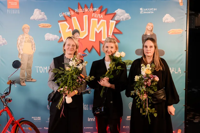 Marta Selecka, Lote Eglīte un Andra Doršs filmas pirmizrādē kinoteātrī "Forum Cinemas".