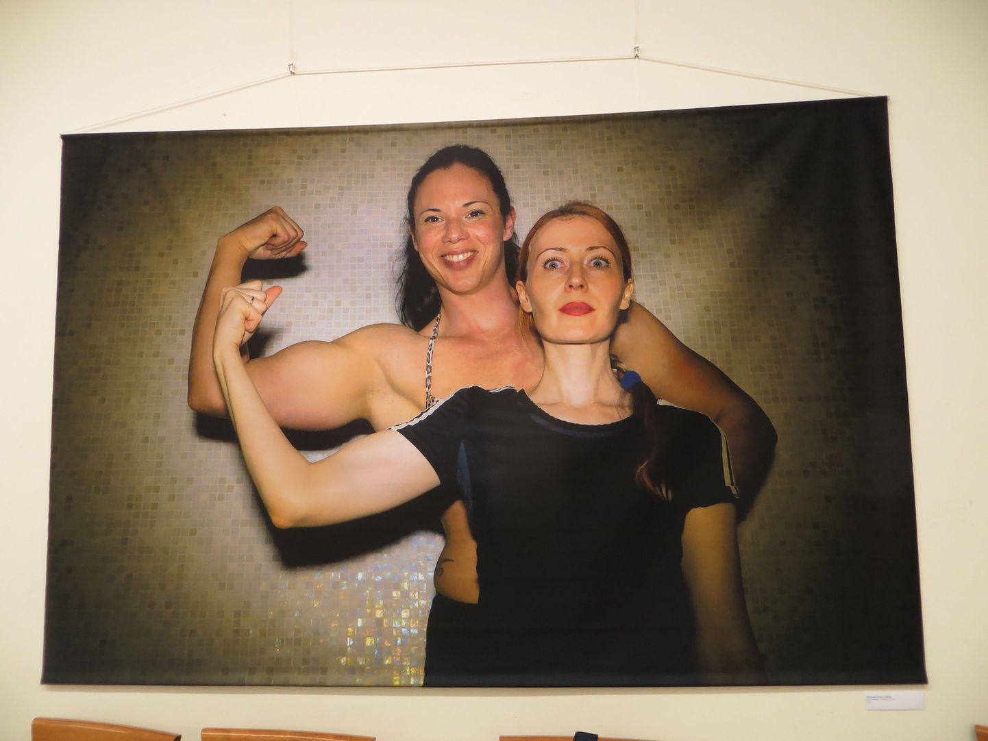 Näitusesaalis püüab pilku suureformaadiline foto «Amatsoonid», millel koos kunstnikuga poseerib hollandlanna Maria.