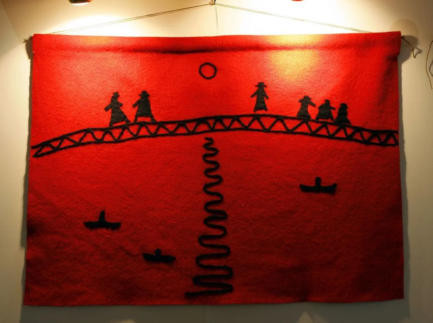 Jaanuari lõpuni saab Karksi valla kultuurikeskuses vaadata Anu Raua tekstiilinäitust Mulgi kuue graafikast.