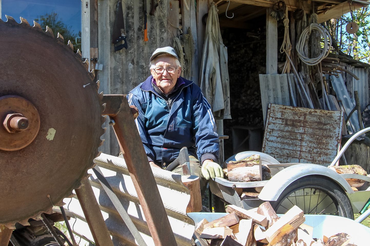IKKA TÖÖD TEHES: Teisipäeval, oma 86. sünnipäeval nautis Oskar Peet päikeselist kevadilma küttepuude lõhkumisega.