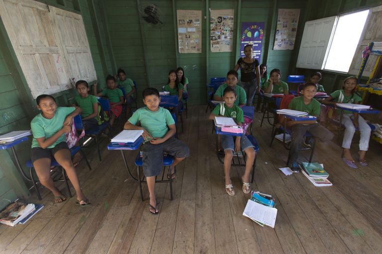 Üldhariduskooli Nossa Senhora da Conceicao õpilased Solimoes'e jõekaldal Iranduba linnas, Brasiilias.
Foto: REUTERS/Bruno Kelly