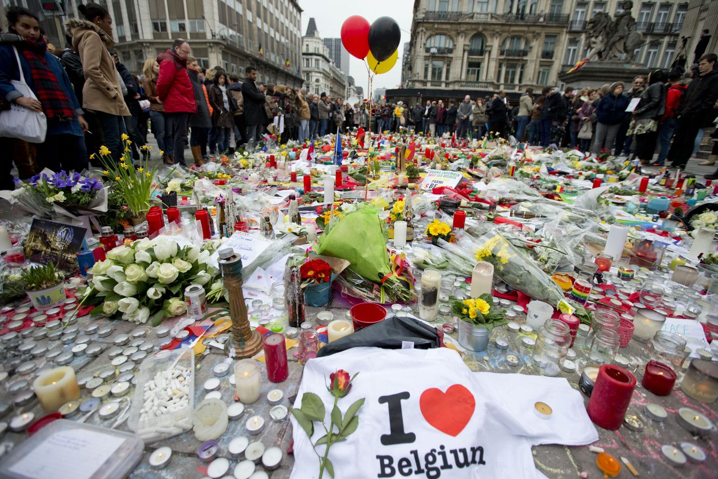 Rünnaku ohvrite mälestamiseks on Place de la Bourse'i väljak Brüsselis mattunud küünalde ja lillede alla.