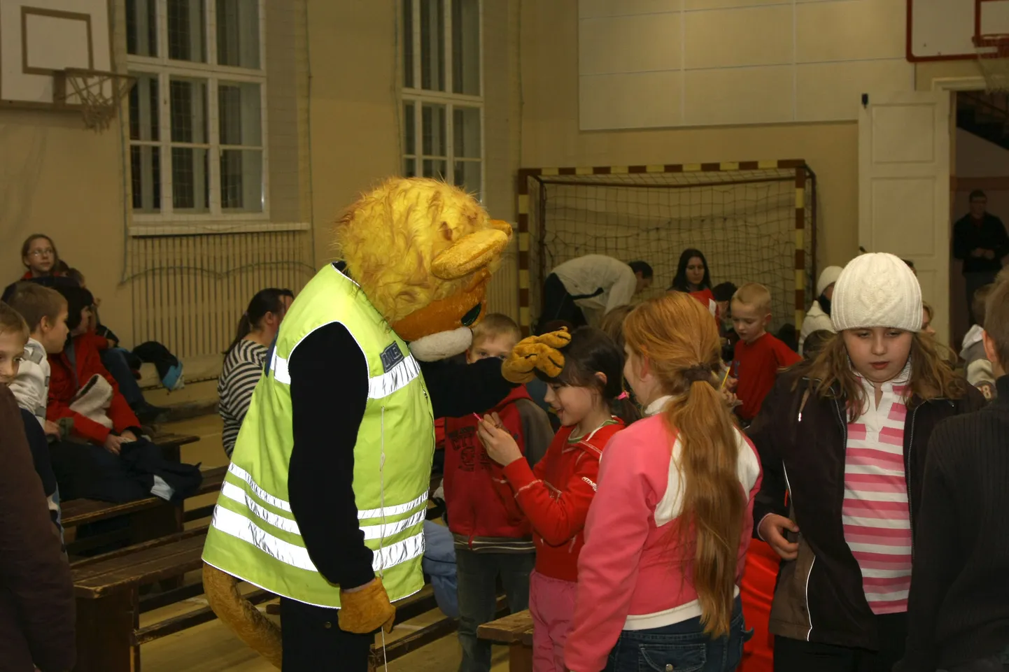 Valga Põhikoolis selgitati lastele helkuri kasutamise vajalikkust.