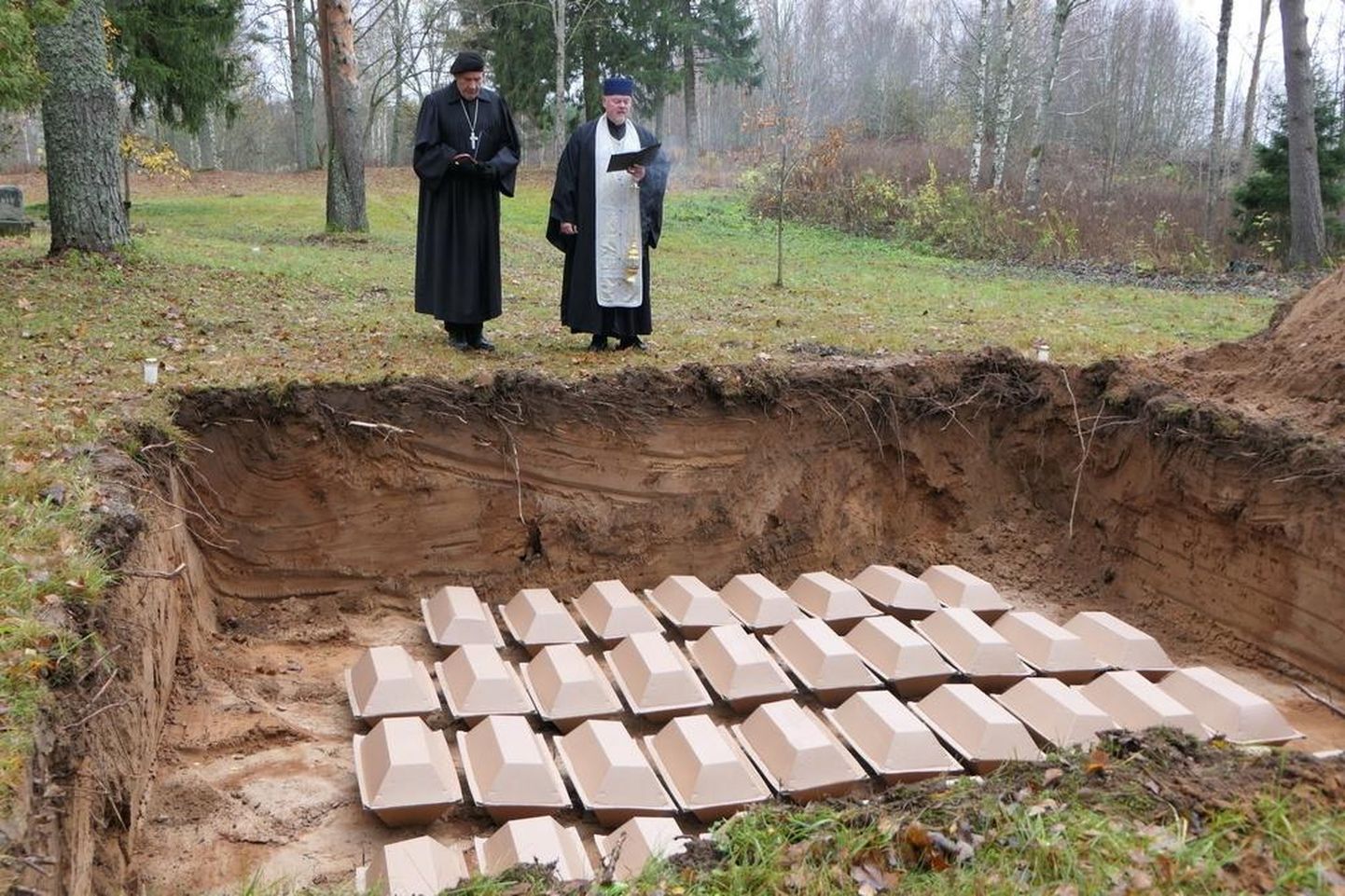 Põhja-Sakala valla sõjahaudadest leitud säilmed sängitati neljapäeval mulda Suure-Jaani Pihlaka puiestee kalmistul.