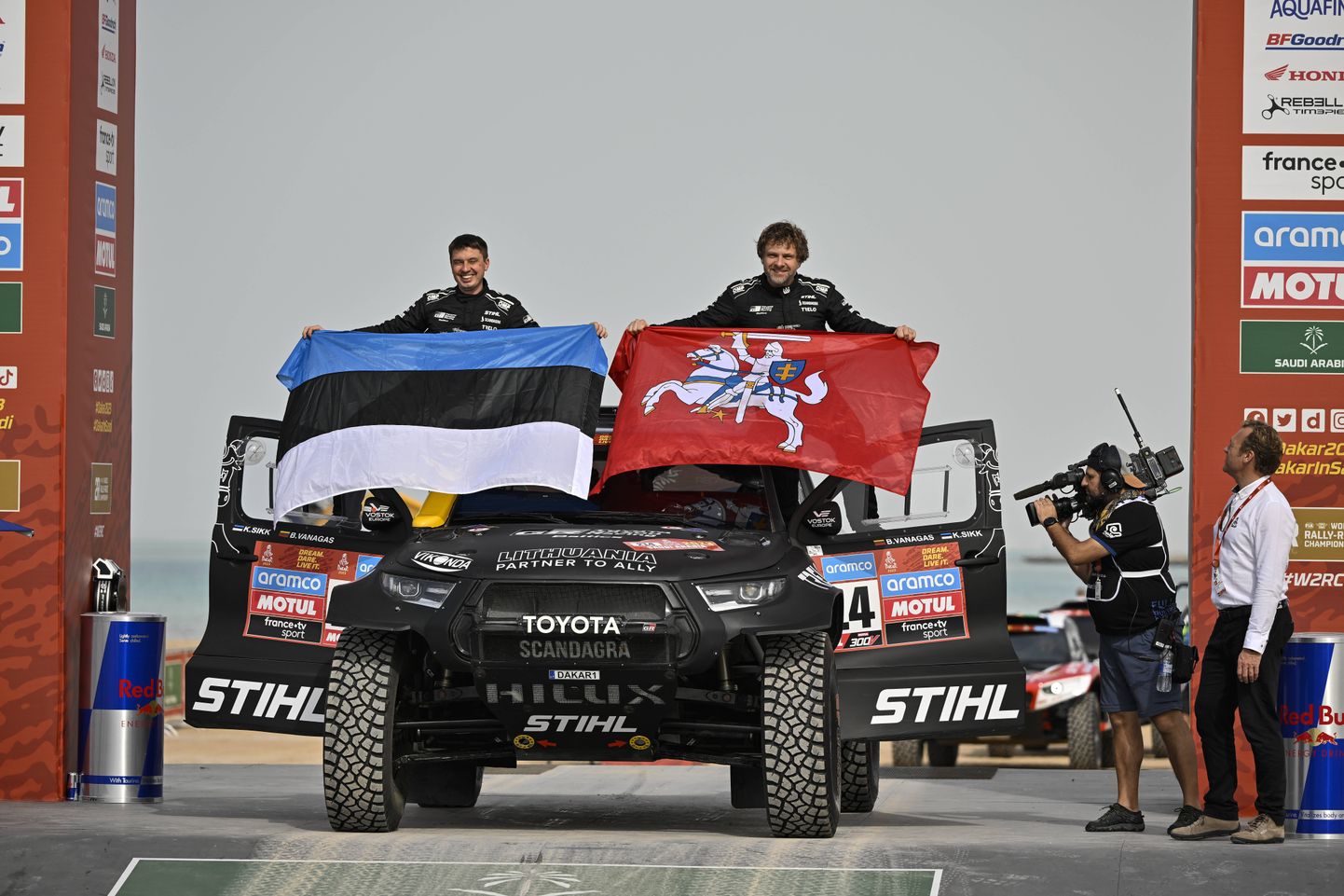 Kuldar Sikk (vasakul) ja Benediktas Vanagas 2022. aasta 31. detsembril toimunud Dakari ralli stardipoodiumil. 2024. aastal algab ralli 5. jaanuaril proloogiga.