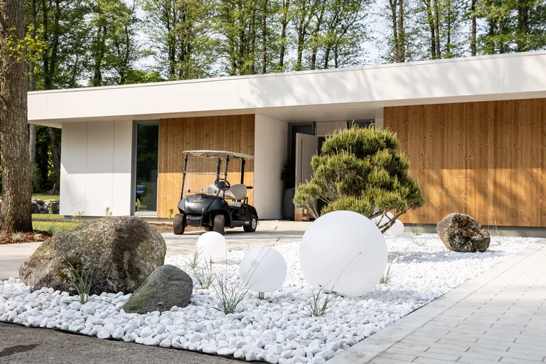 Elamumess, Valge Maja ehk golfari villa, maastikuarhitekt Rebecca Pütsep.