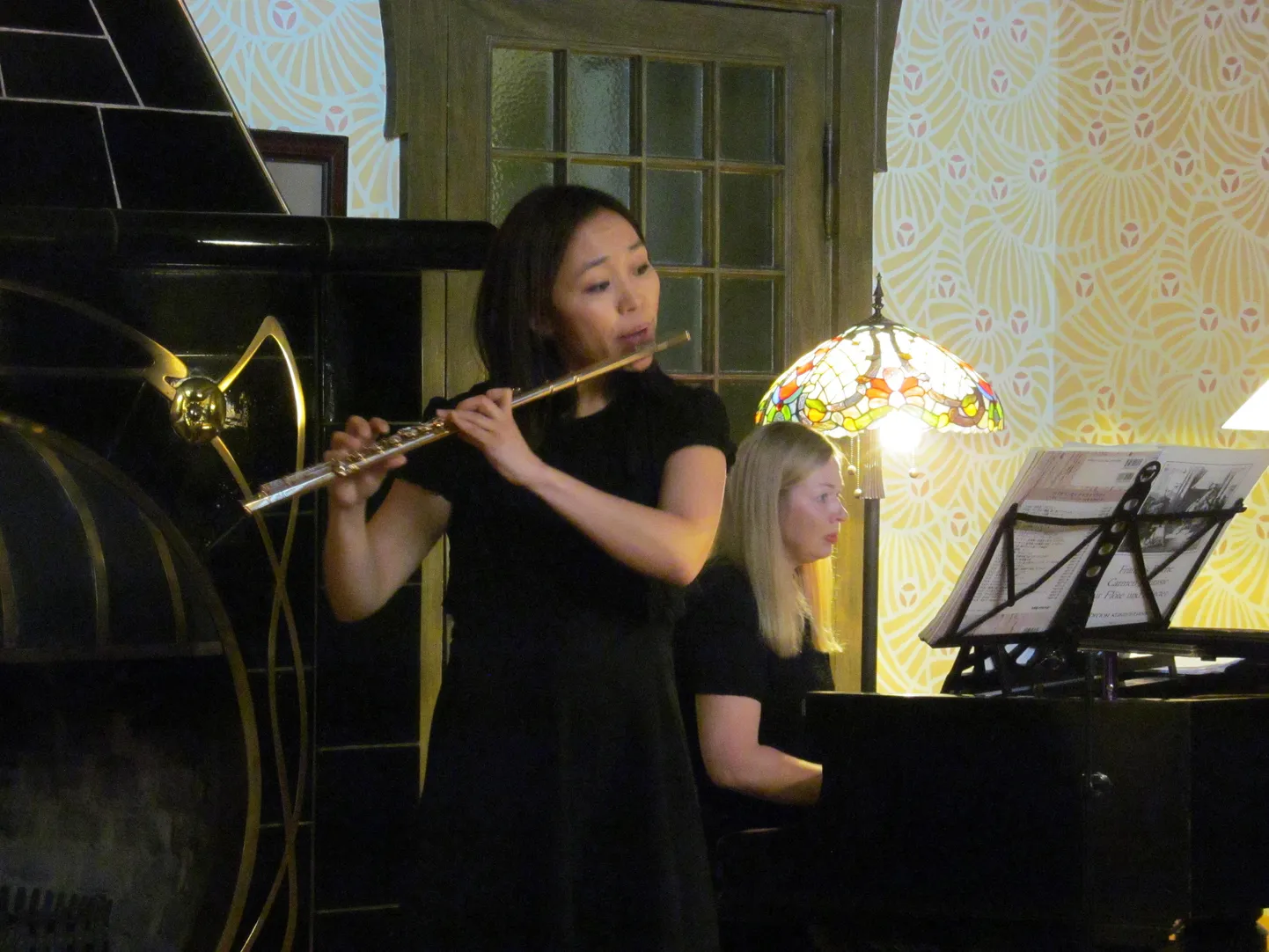 Ammende villas esines Jaapani nädala avapäevalflötist Mizuki Shindo.